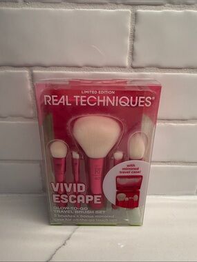Real Techniques Vivid Escape Travel Brush Set - Bright Pink